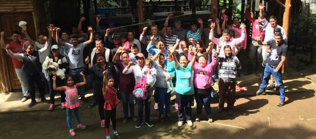 Les habitants de l'Intag veulent préserver leurs forêts pour les générations futures Dans les forêts de la région de l'Intag en Equateur, un groupe d'habitants proteste les poings levés