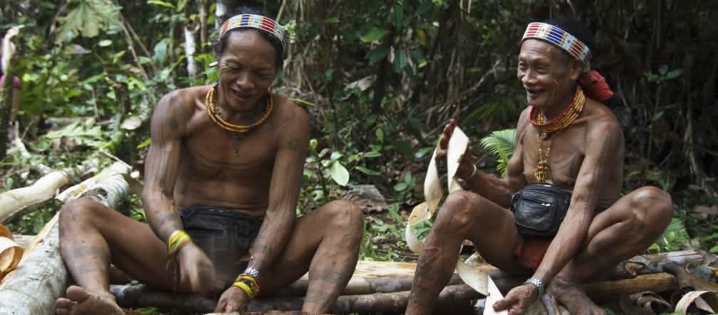 En harmonie avec la nature : les indigènes / Mentawaï (sur l’île) de Siberut Deux indigènes du peuple Mentawaï dans leur forêt sur l’île de Siberut en Indonésie