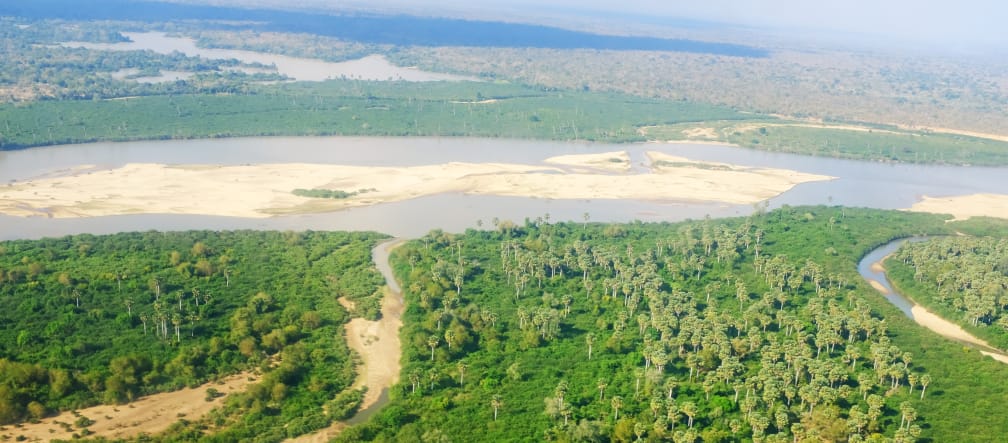 Vol au-dessus du fleuve Rufiji dans la réserve de Selous en Tanzanie