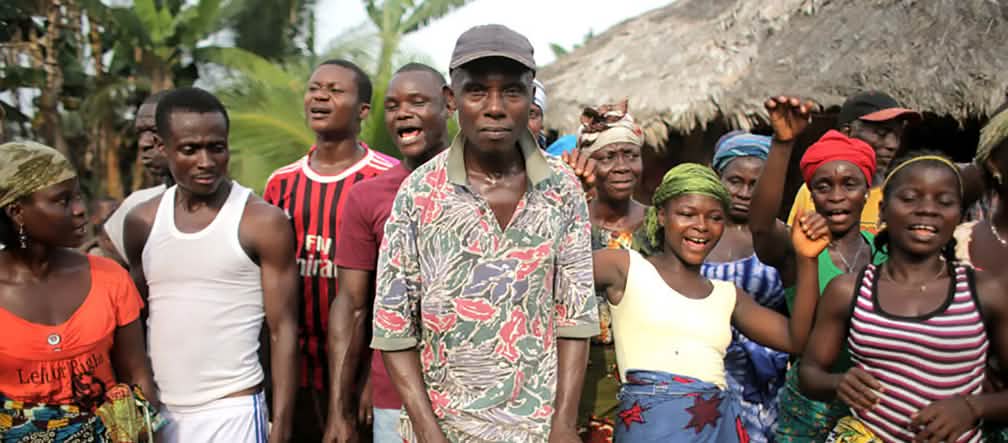 Le Clan Jogbahn lutte contre l’accaparement de ses terres En Afrique, les membres du Clan Jogbahn manifestent en dansant au son des tams-tams
