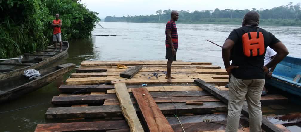 Odey Oyama (avec gilet de sauvetage) sur un radeau