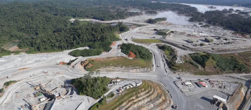 Vue aérienne de l’exploitation de cuivre à ciel ouvert au cœur de la forêt tropicale