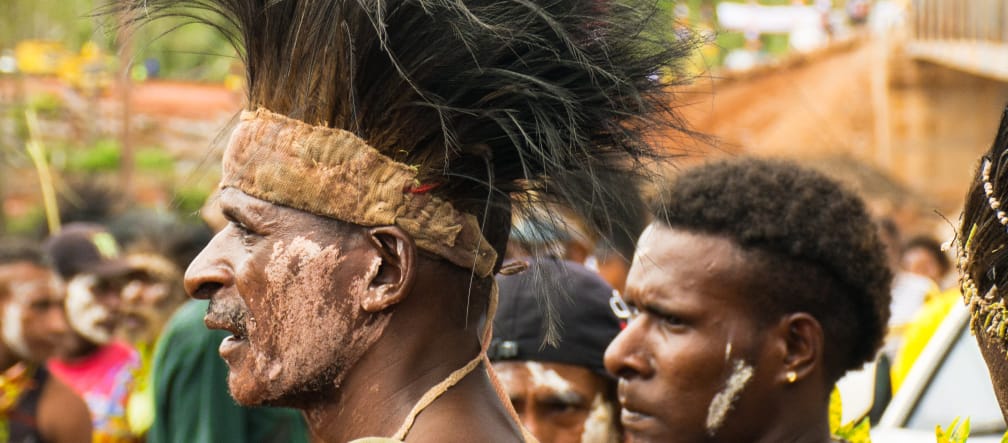 Deux hommes du peuple autochtone Mahuze dans la province indonésienne de Papouasie
