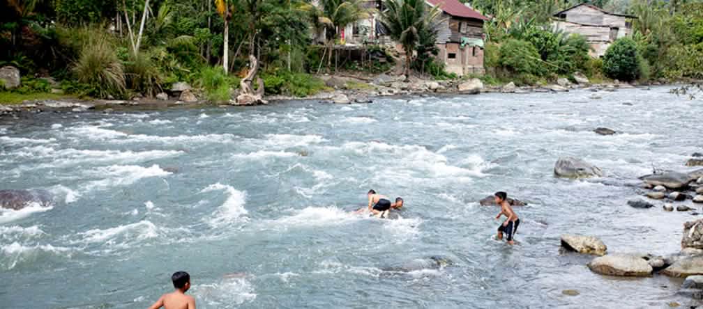 Enfants dans la rivière