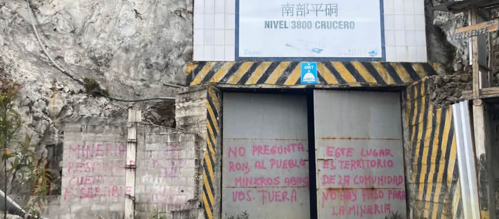 Tag de protestation à l’entrée de la mine : « Ils n’ont pas demandé l’avis du peuple. Les mineurs dehors. Cet endroit est le territoire de la communauté villageoise. L’exploitation minière ne sera pas tolérée »