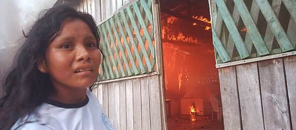 Une des deux maisons incendiées par les orpailleurs illégaux à Fazenda Tapajós Une Indienne Munduruku en détresse, devant l’une des maisons incendiées par les orpailleurs illégaux dans le village indigène de Fazenda Tapajós (État du Pará, Brésil)