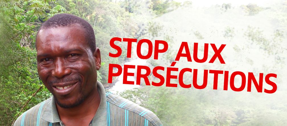 Nasako Besingi L'écologiste avec le texte "Stop au persécutions"