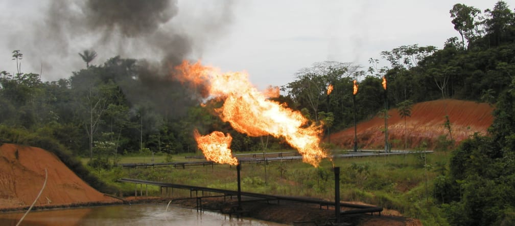 Torchère de l’industrie pétrolière dans la forêt amazonienne de l’Équateur
