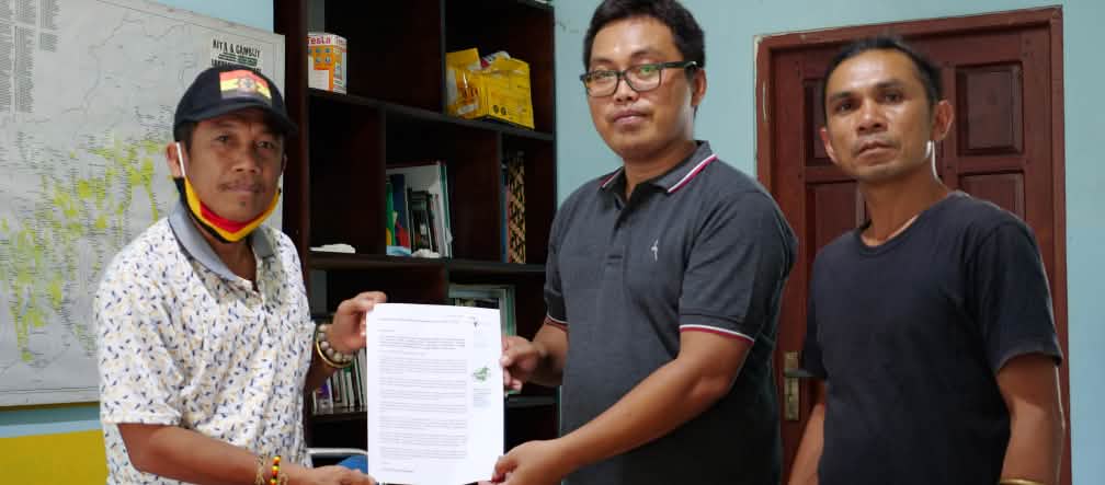 Effendi Buhing (à gauche) va remettre en personne la pétition pour sauver la forêt de Kinipan au président Jokowi Effendi Buhing de Kinipan pose aux côtés de Safrudin Mahendra de l’organisation Save Our Borneo