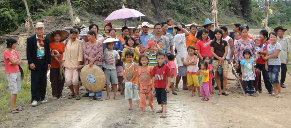 Les populations autochtones du Sarawak luttent contre la destruction de leurs forêts Des indigènes du peuple Penan en train de manifester à Sarawak