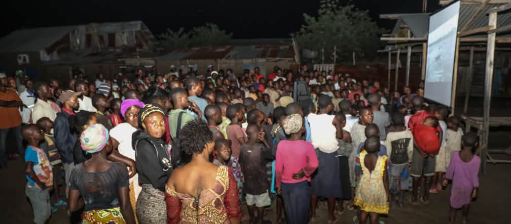 Projection "La malédiction du pétrole au Nigeria" dans le village de Vitshumbi (Virunga) en RDC
