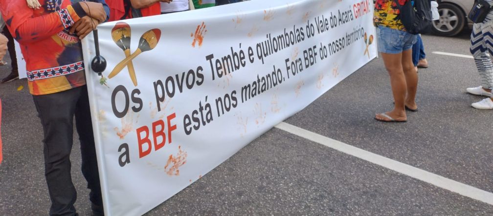 Un groupe d’autochtones proteste dans une rue de la ville de Belém. Ils portent une bannière portant l’inscription : « Les peuples Tembé et Quilombola de la vallée de l’Acará crient. BBF nous tue. BBF hors de notre territoire »