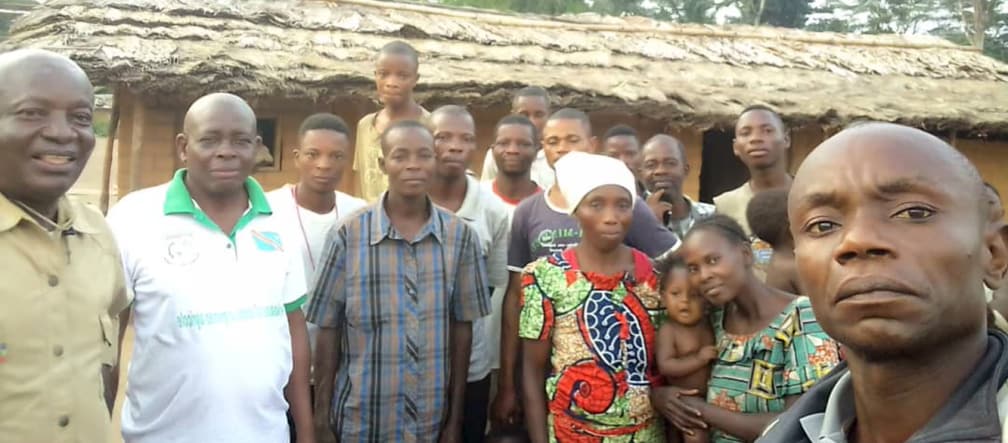 Membres de l’organisation RIAO-RDC avec des habitants de la communauté Bongemba / Yahuma