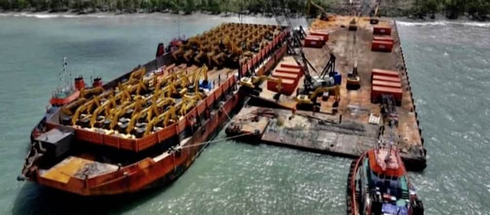 Cargo rempli de pelleteuses