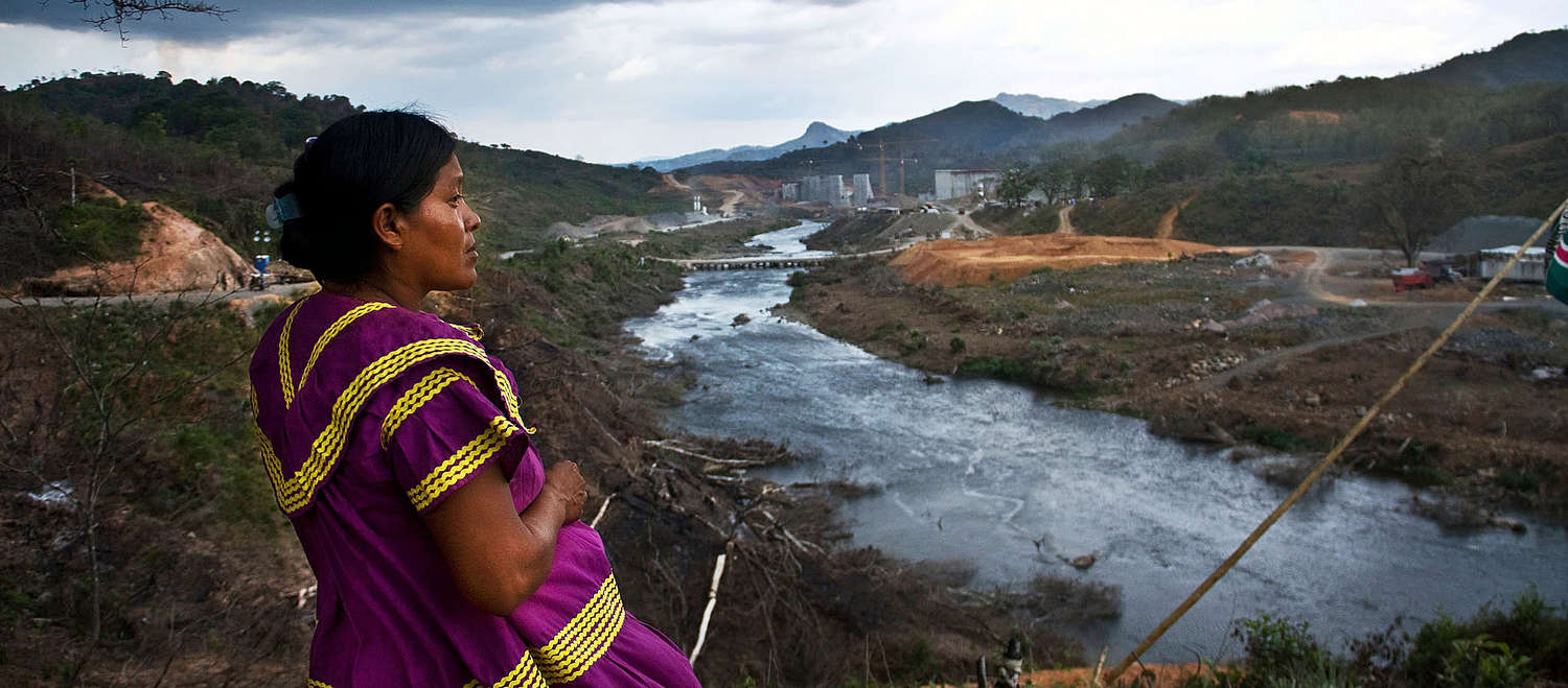 Une Indienne Ngäbe Buglé observe au loin le chantier de la centrale hydroélectrique de Barro Blanco au Panama