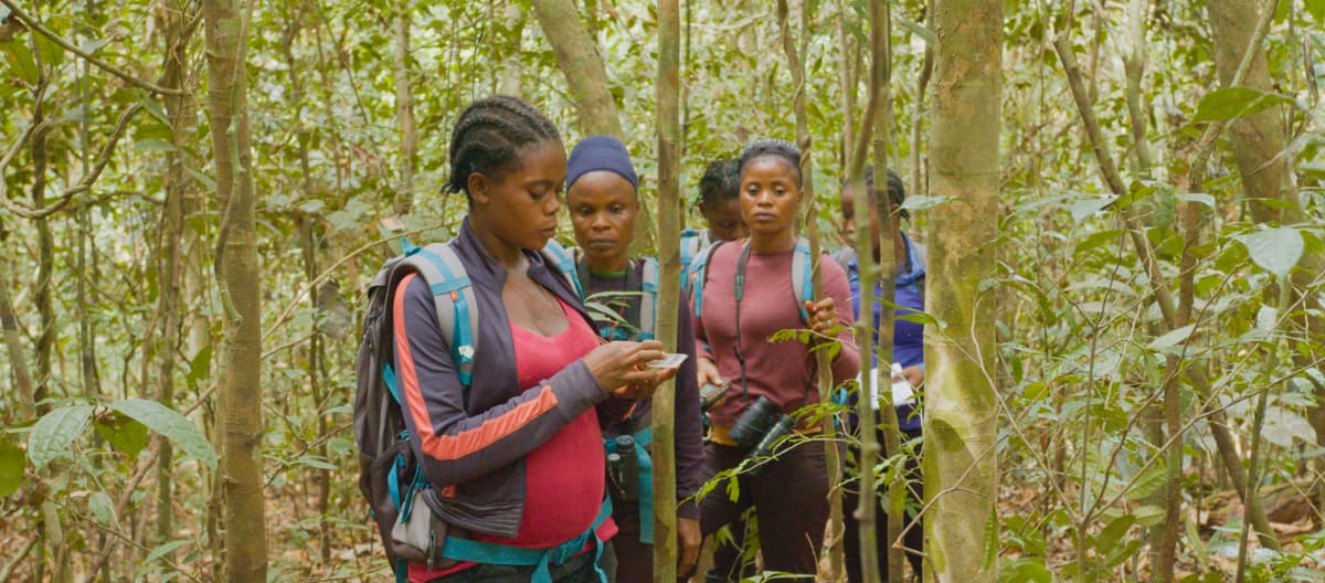 Groupe de femmes éco-gardes en patrouille dans la forêt tropicale