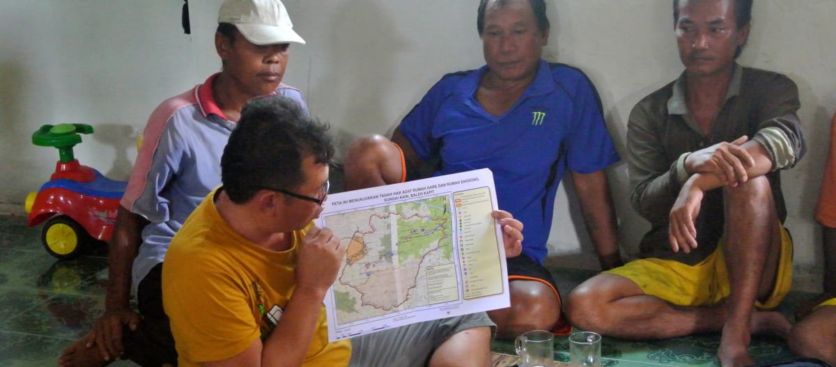 Matek (SADIA) tient une carte de la déforestation illégale