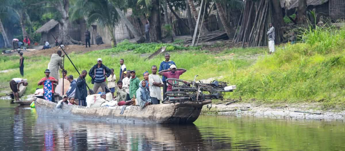 Plus de 100 villages sont touchés par les plantations en République démocratique du Congo Une pirogue chargée de passagers et de vélos sur le fleuve Congo