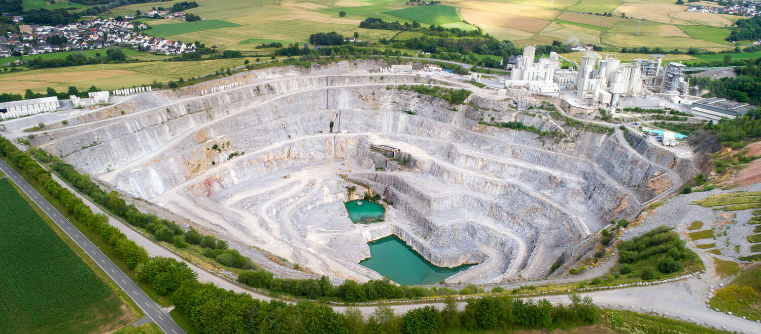 Vue aérienne d’une grande carrière de calcaire et de bâtiments industriels