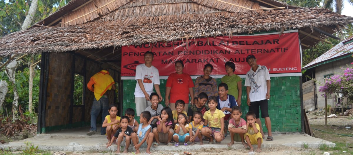 Enfants devant une école alternative pour les autochtones