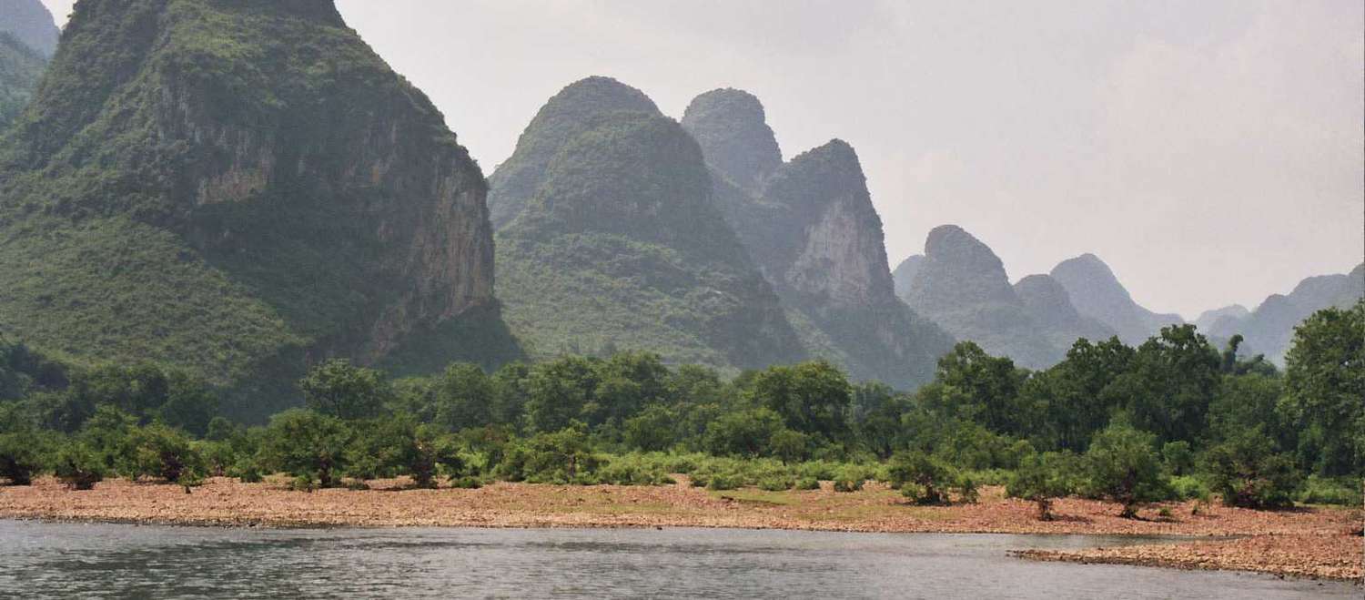 Massifs karstiques en bordure de rivière en Chine