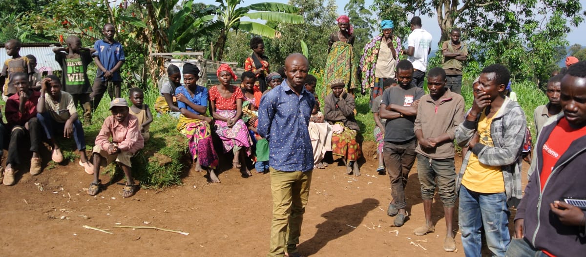 Rassemblement d’indigènes du peuple Batwa dans un village près du parc national de Kahuzi-Biega