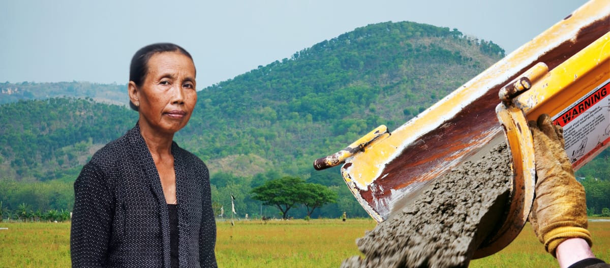 Photomontage : la paysanne Paini du peuple autochtone Samin à gauche, du ciment coulant d’une bétonnière à droite, et en arrière plan des rizières et la chaine montagneuse karstique des Kendeng