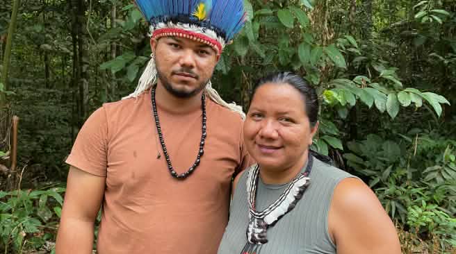 Portrait d’une femme autochtone portant un collier de plumes à droite et d’un jeune homme autochtone coiffé d’une couronne de plumes à gauche