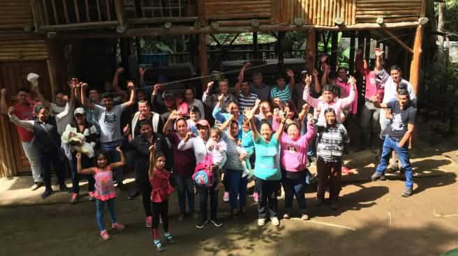 Les habitants de l'Intag veulent préserver leurs forêts pour les générations futures Dans les forêts de la région de l'Intag en Equateur, un groupe d'habitants proteste les poings levés