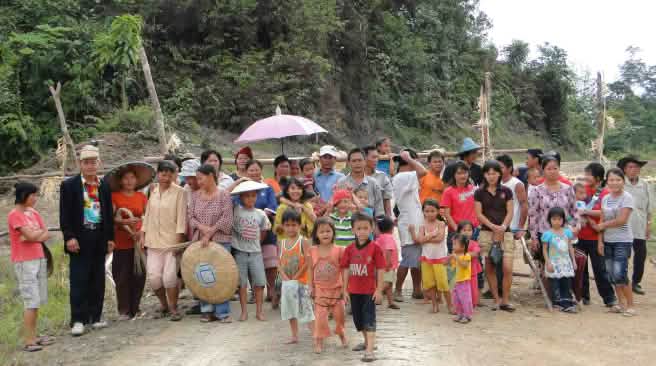 Les populations autochtones du Sarawak luttent contre la destruction de leurs forêts Des indigènes du peuple Penan en train de manifester à Sarawak