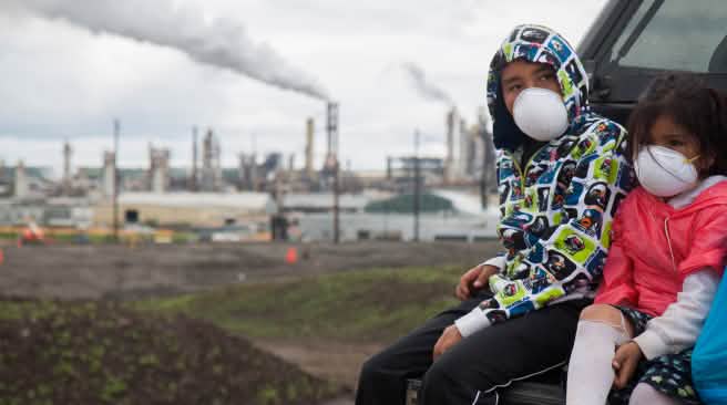 Le pétrole issu des sables bitumineux est le plus nocif au monde pour le climat Enfants avec un masque de protection respiratoire lors de la marche contre les sables bitumineux "Healing Walk" en 2013