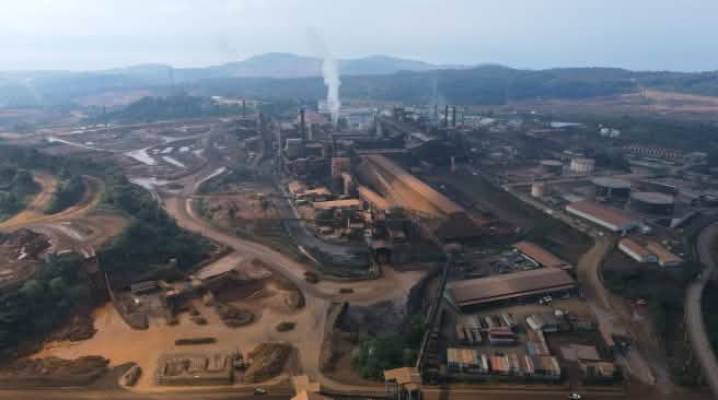 Vue aérienne sur la fonderie de nickel Gunbuster aux Célèbes