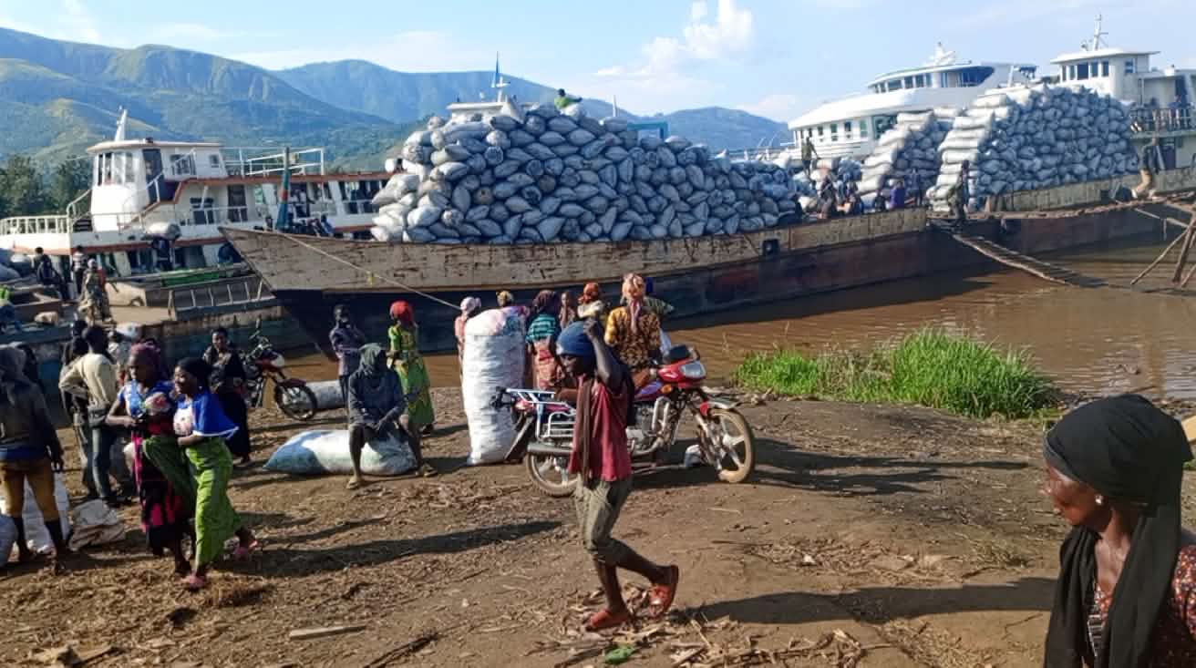 Navires dans le port de Kasheke / Kalehe, au bord du lac Kivu, qui transportent du charbon de bois issu illégalement du parc national de Kahuzi-Biega