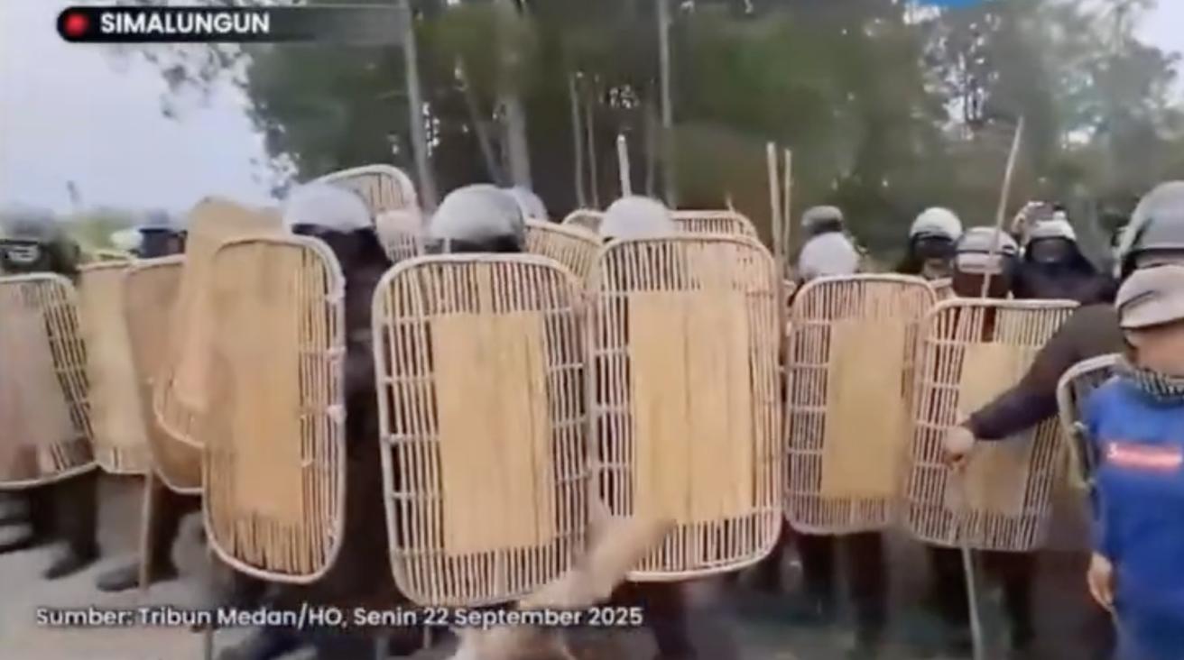 Des hommes armés de bâtons et de boucliers