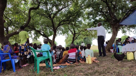 Un collaborateur de l’organisation TASHA informe sur les dangers de l’exploitation pétrolière dans un village