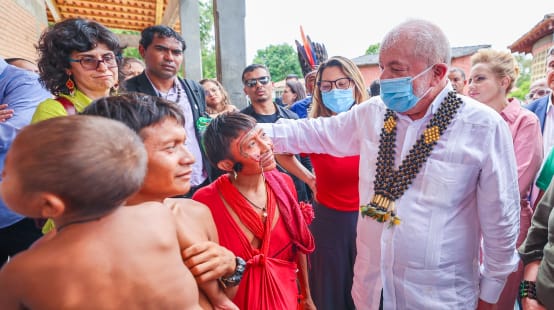 Le président brésilien Lula da Silva rencontre des indigènes Yanomami au centre de santé Boa Vista, dans l’État du Roraima, le 21 janvier 2023