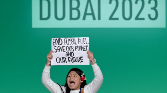 Protestation pendant la COP 28 : "Mettez fin aux combustibles fossiles. Sauvez notre planète et notre avenir"