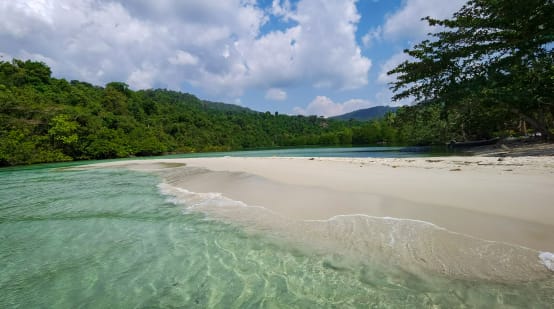 Lagon, plage de sable fin et forêt tropicale en arrière-plan sur l’île de Koh Kong, au Cambodge