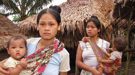 Deux femmes autochtones et leurs enfants nous regardent avec inquiétude