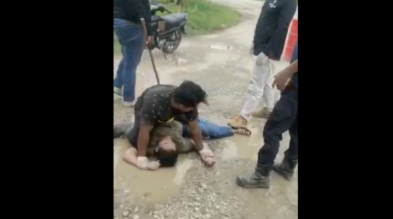 Un villageois est battu par des employés d’une plantation d’huile de palme au Sarawak