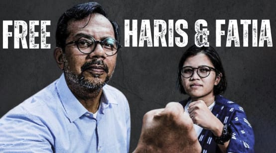 Les activistes pour les droits humains Haris Azhar et Fatia Maulidiyanti avec la phrase "Free Haris & Fatia"