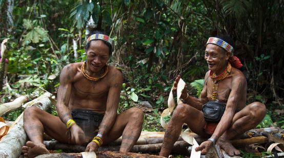 Deux indigènes du peuple Mentawaï dans leur forêt sur l’île de Siberut en Indonésie