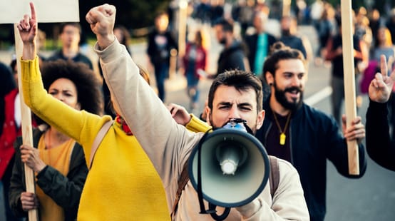 Homme hurlant dans un mégaphone lors d’une manifestation