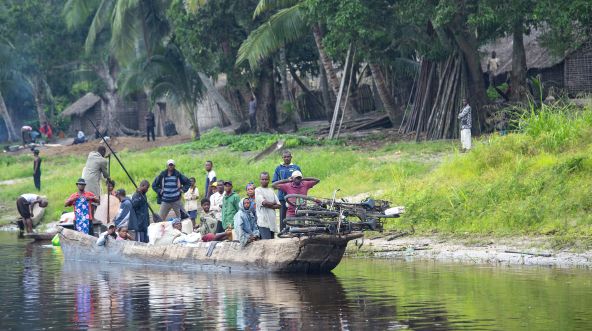 Une pirogue chargée de passagers et de vélos sur le fleuve Congo