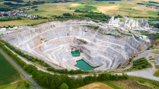 Vue aérienne d’une grande carrière de calcaire et de bâtiments industriels