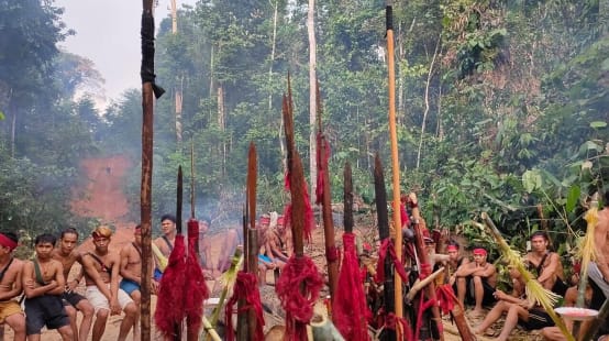 Les Autochtones du peuple Dayak Tomun s’opposent à la destruction de leur forêt par la société d’huile de palme SML à Kinipan