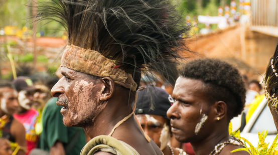 Deux hommes du peuple autochtone Mahuze dans la province indonésienne de Papouasie