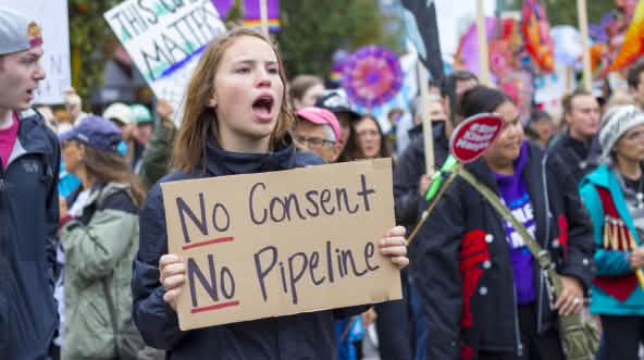 Manifestation contre la construction d'un pipeline de sables bitumineux au Canada