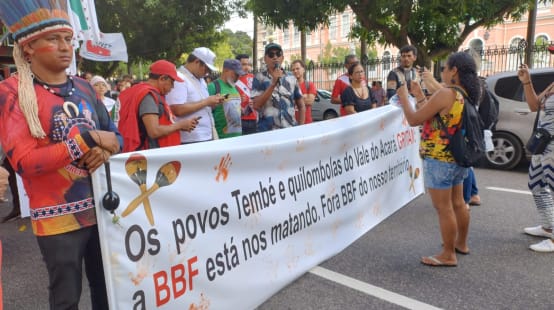 Un groupe d’autochtones proteste dans une rue de la ville de Belém. Ils portent une bannière portant l’inscription : « Les peuples Tembé et Quilombola de la vallée de l’Acará crient. BBF nous tue. BBF hors de notre territoire »