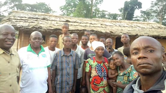 Membres de l’organisation RIAO-RDC avec des habitants de la communauté Bongemba / Yahuma